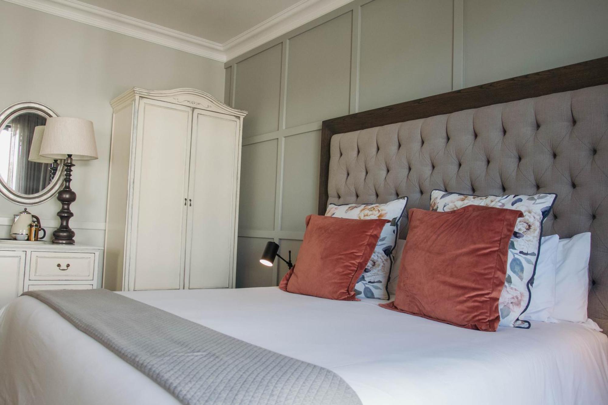 The Weinberg Windhoek Ruang foto A bedroom at the hotel