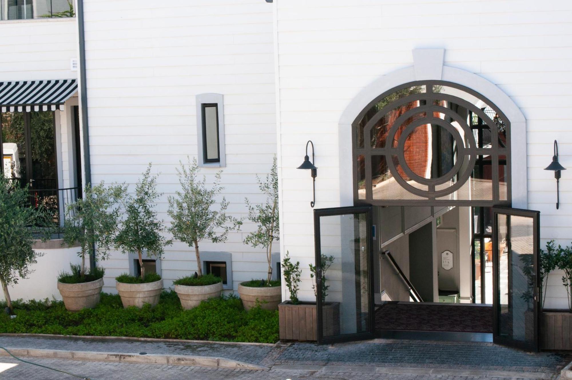 The Weinberg Windhoek Bagian luar foto The entrance to the house