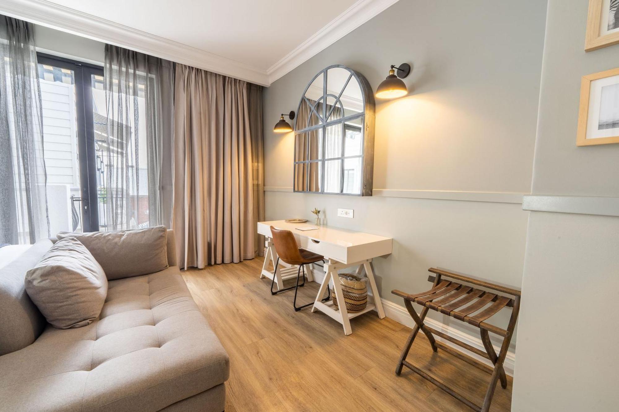 The Weinberg Windhoek Ruang foto A room at the hotel