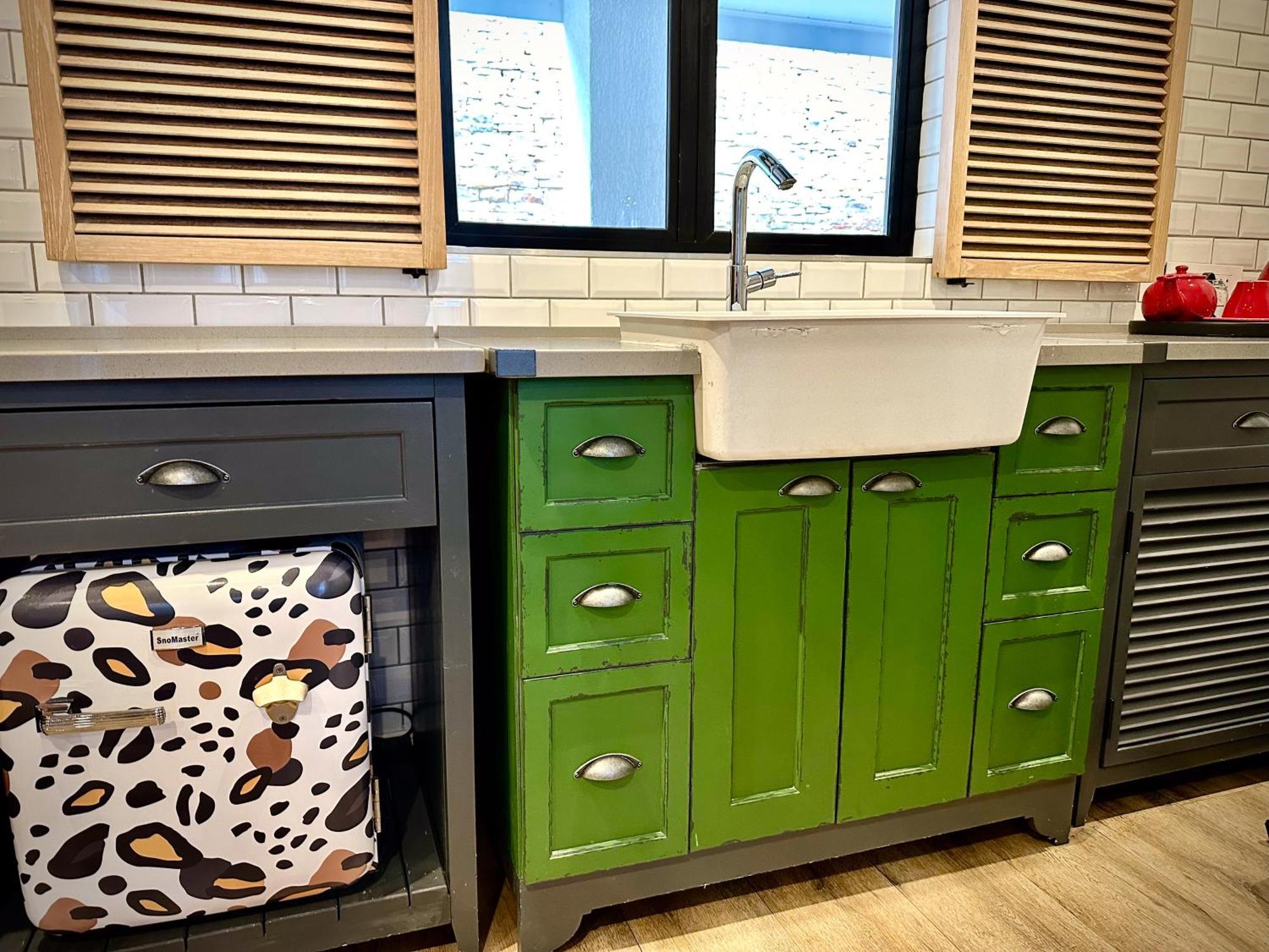 The Weinberg Windhoek Ruang foto A modern farmhouse sink