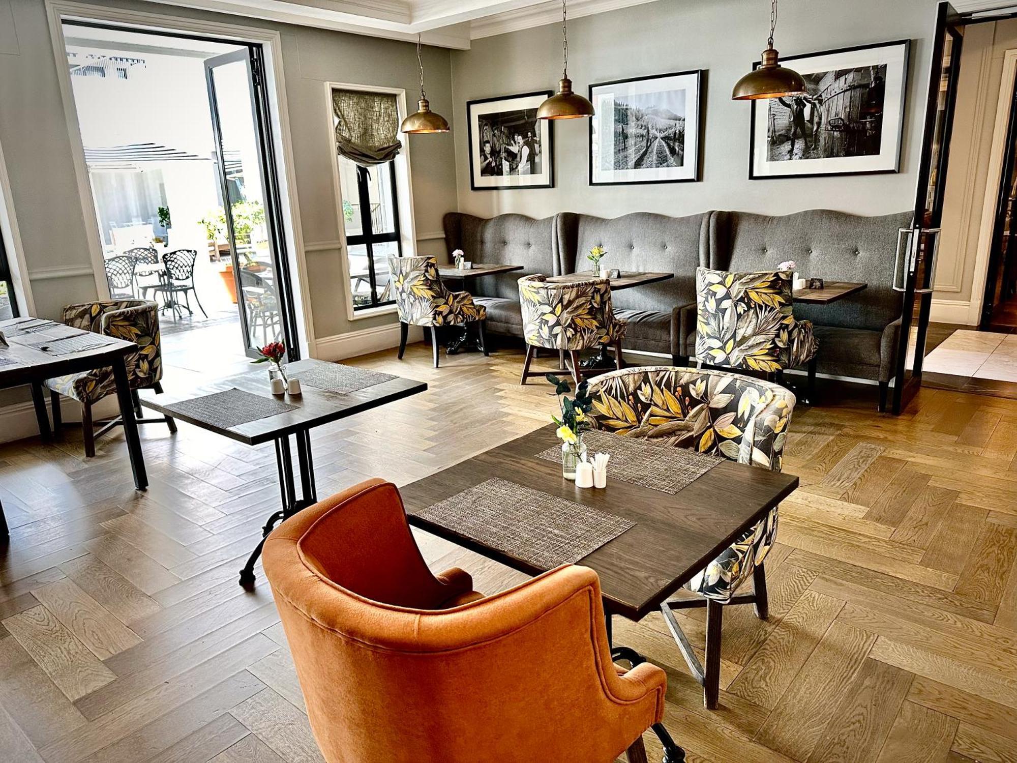 The Weinberg Windhoek Bagian luar foto The interior of the restaurant