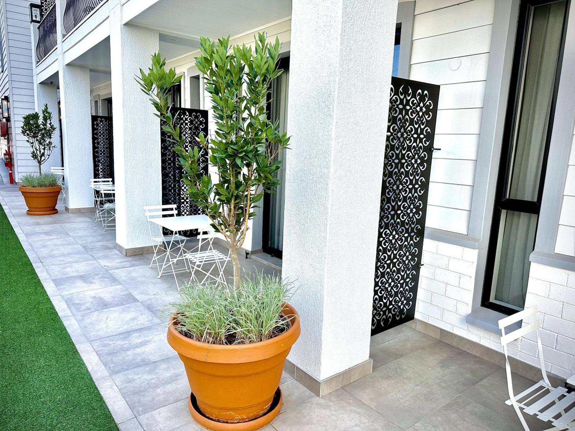 The Weinberg Windhoek Ruang foto A privacy screen